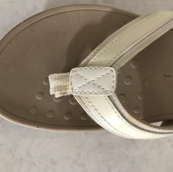 Vionic Thong Sandals sz.7 Off White/Cream Neutral Super comfy 💖 - Picture 1 of 8